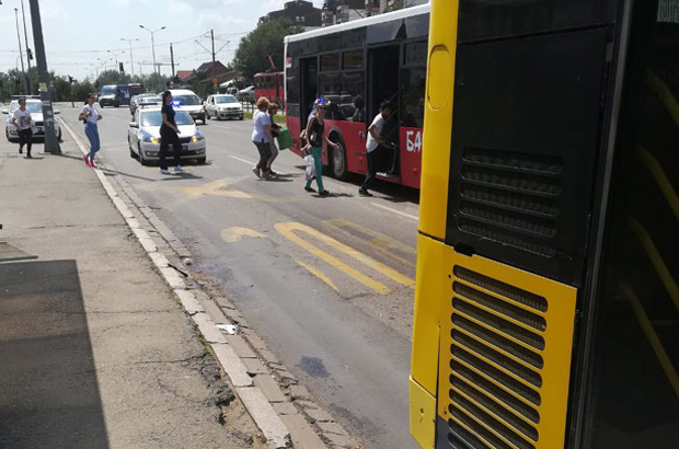 УЖАС НА НОВОМ БЕОГРАДУ: Аутобус јој смрскао руку и ногу (ФОТО) 